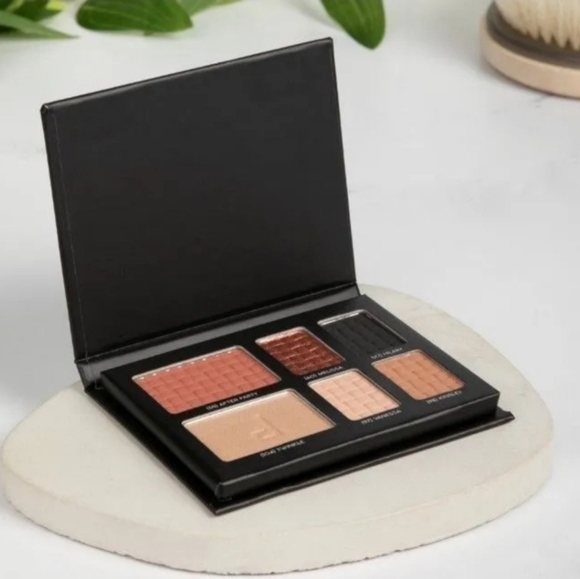 Doucce Other - Doucce Freematic Eyeshadow Blush Highlighter Palette